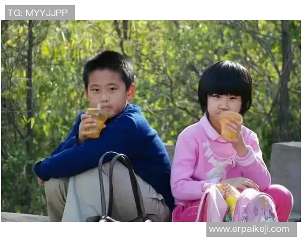 足球明星与黑人孩子的温馨瞬间展现梦想与希望的力量 足球明星与黑人孩子的温馨瞬间展现梦想与希望的力量